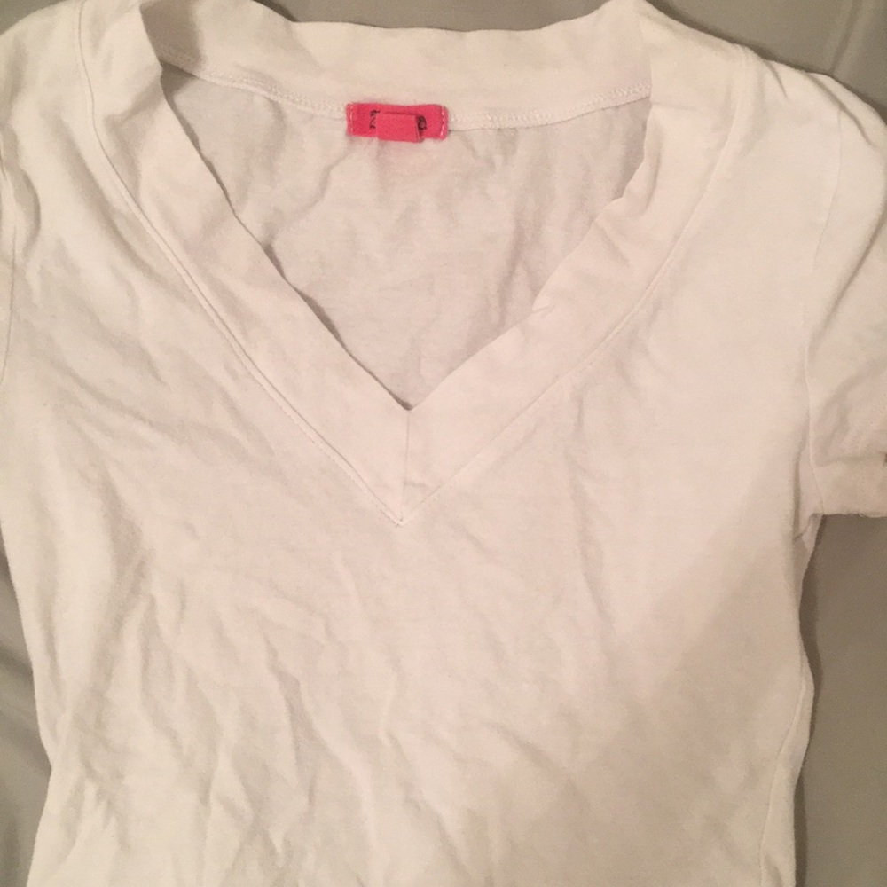 White v-neck T-shirt 🦋